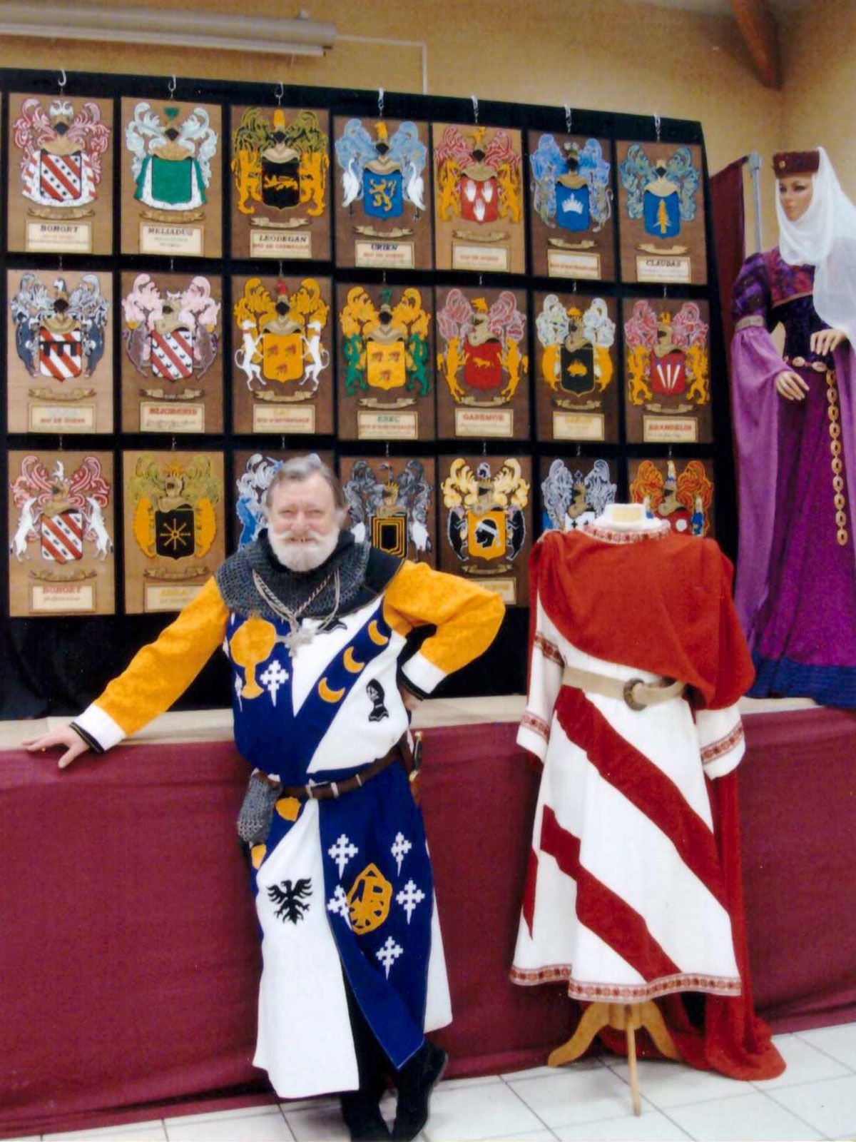 Exposition de blasons, costumes du Moyen Âge